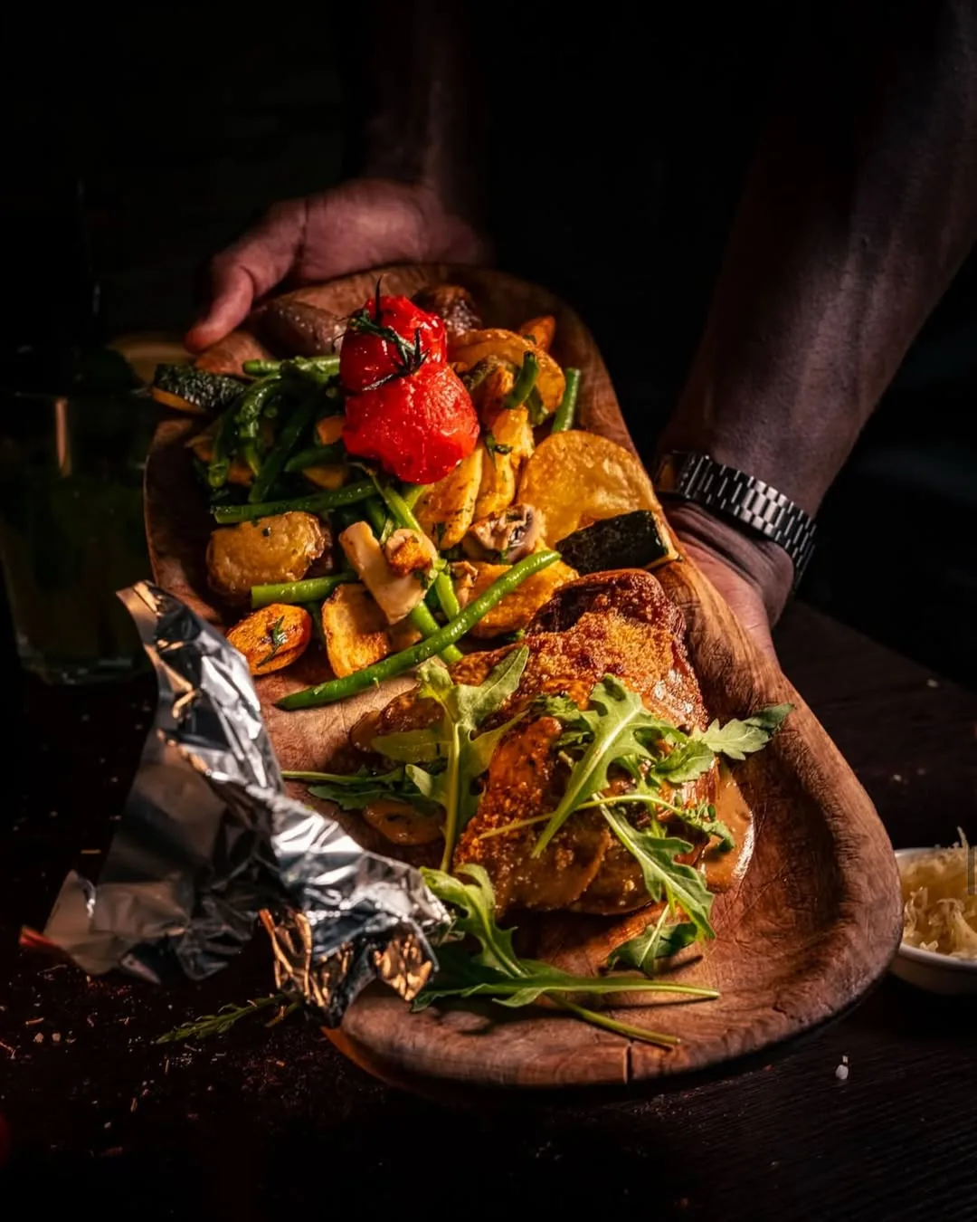 Confit de canard halal sur planche en bois — Le Petit Gourmet, Paris 9