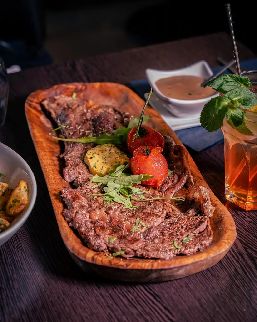 Entrecôte halal grillée, sauce moutarde, sur planche