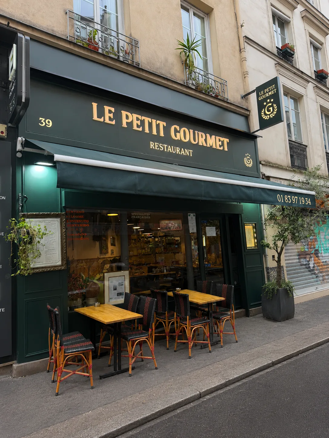 Devanture verte du restaurant Le Petit Gourmet, 39 rue du Faubourg Montmartre, Paris 9