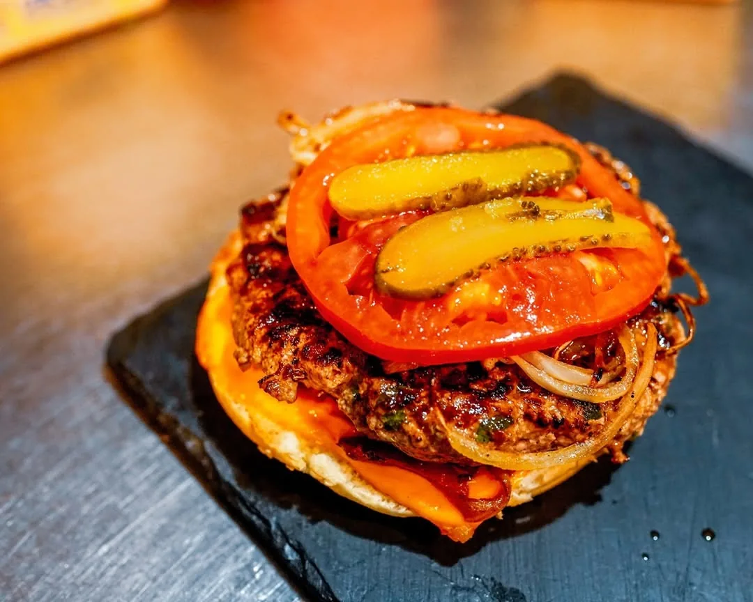 Hamburger du chef, cheddar fondu, tomate, cornichons