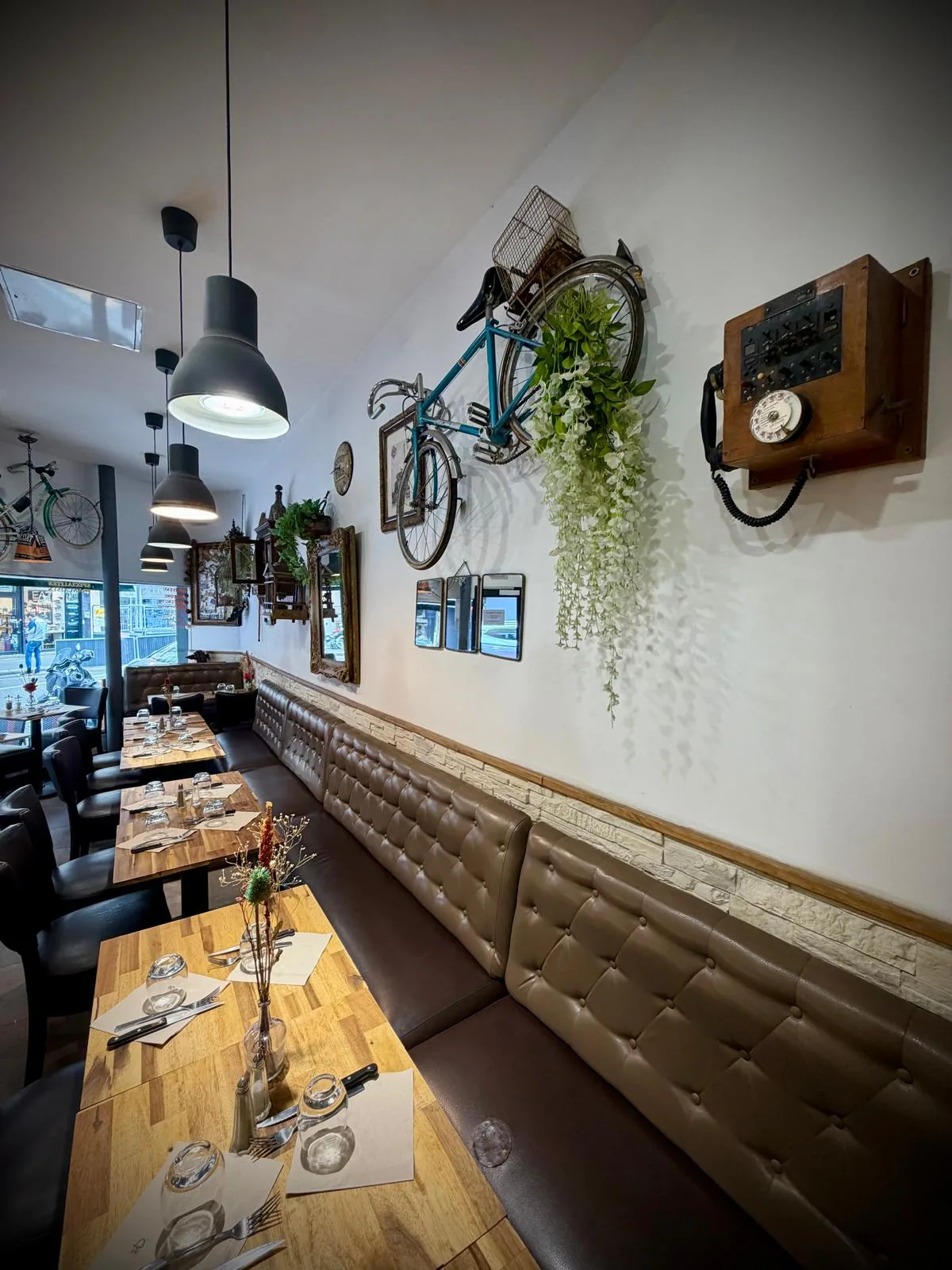 Salle du restaurant Le Petit Gourmet, ambiance chaleureuse rue du Faubourg Montmartre